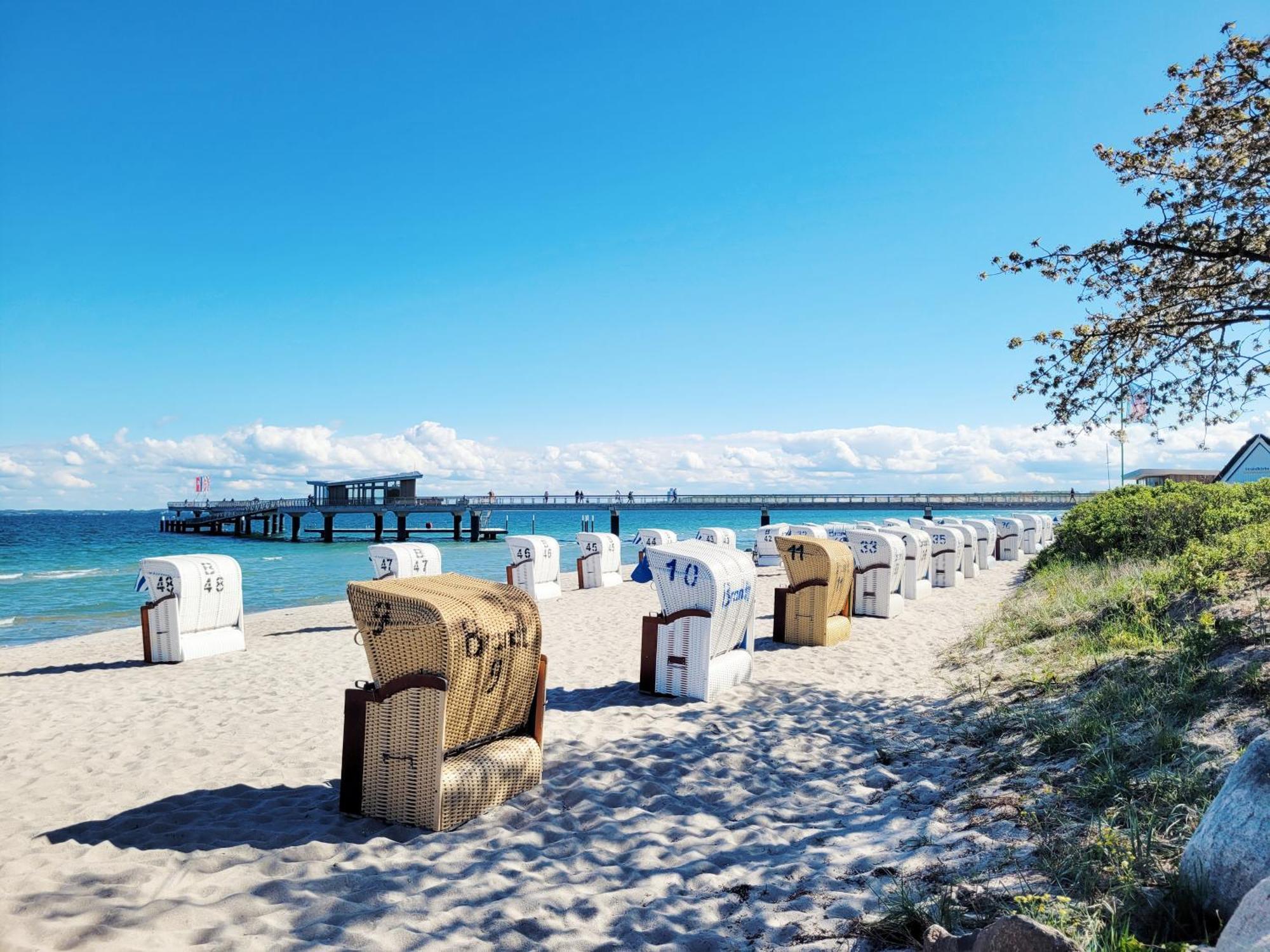 Strandnahe Ferienwohnung - Sehr Modern Und Hochwertig Eingerichtet, Inklusive Parkplatz, Gartenzugang Und Fahrradunterstellmoeglichkeit シャルボイツ エクステリア 写真